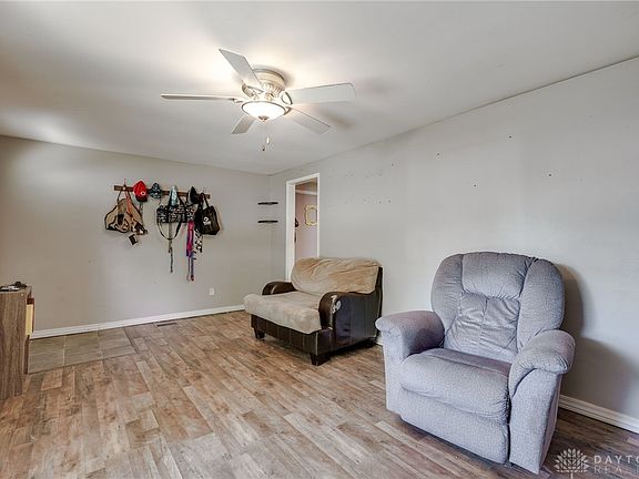 5th image of 33 S Hillcrest Dr