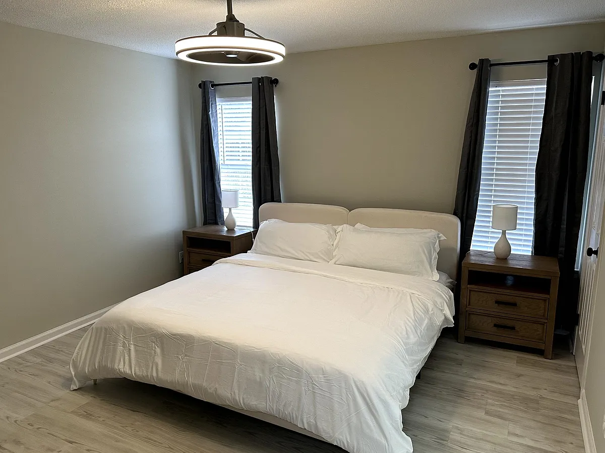 Large, comfortable king bed - Hyde Park Dr