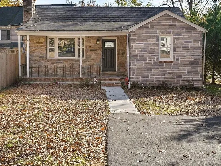 1325 Donald Ave — Photo 2