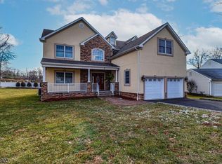 7 Boxwood Cir, Edison, NJ 08820