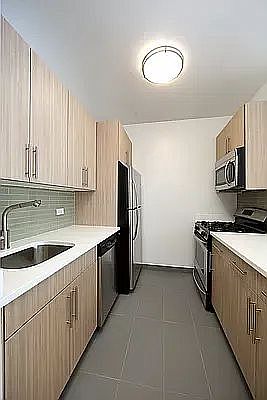 5th image of 55 Liberty St #1618