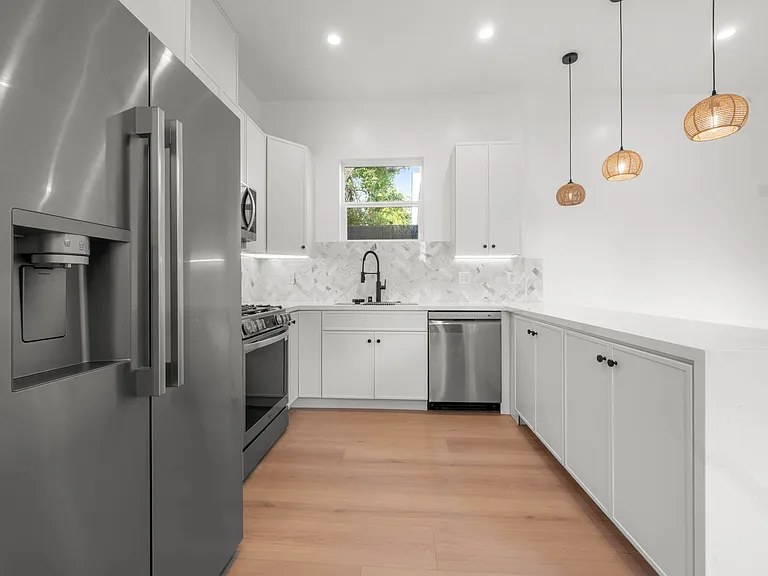 1215 S Point View — Photo 1