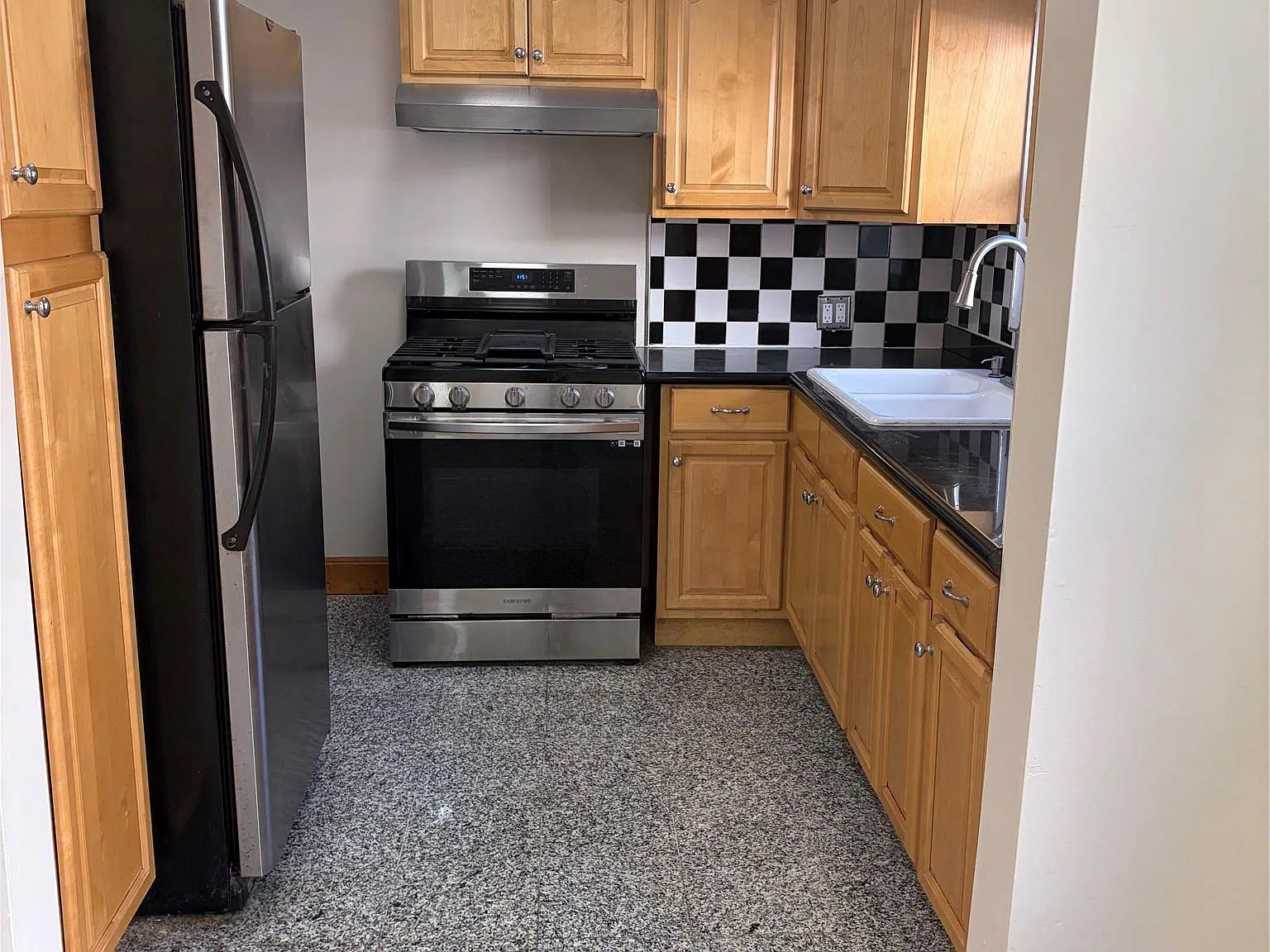 4 bed, 2.0 bath, 1739 sqft, $4,000 — Photo 3