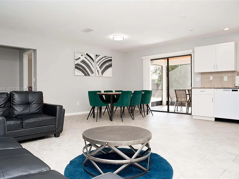 722 SE Thanksgiving Ave — Photo 4