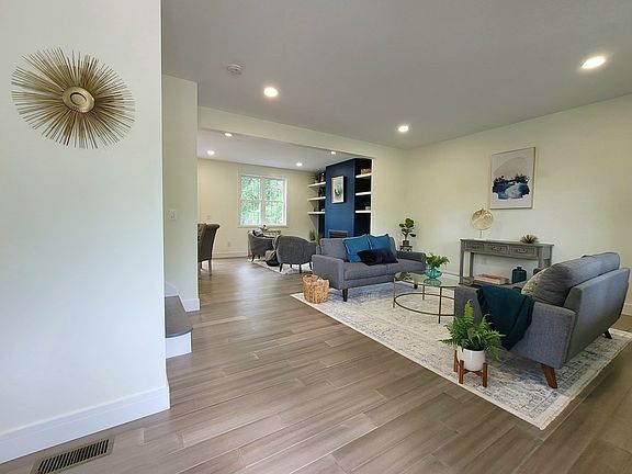 5th image of 153 W Bacon St