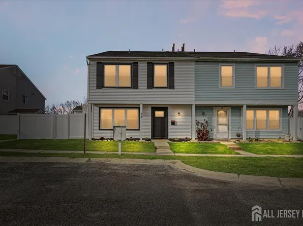 13 Lamont Ct, Sicklerville, NJ 08081