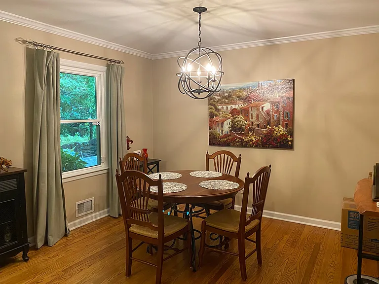 1830 Queens Way — Photo 7