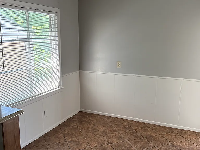 24425 Florence St — Photo 11