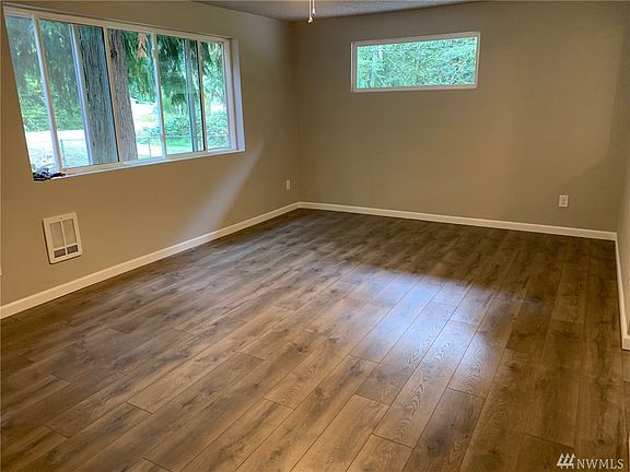 3rd image of 810 Alaska Ave SE