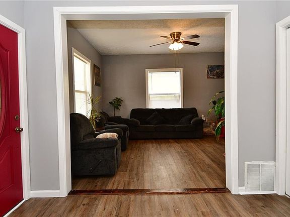 3rd image of 644 N Oakland Ave