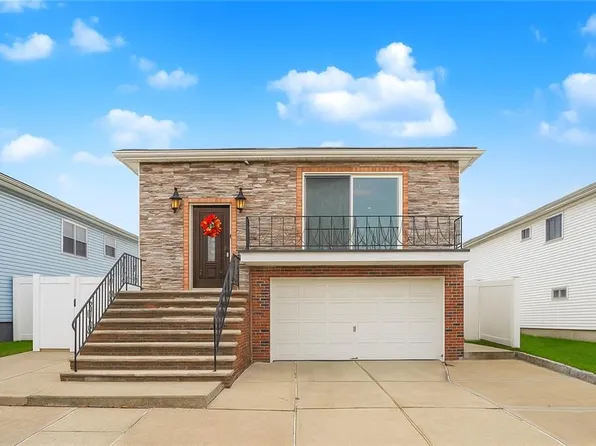 28 Drumgoole Rd E, Staten Island, NY 10312