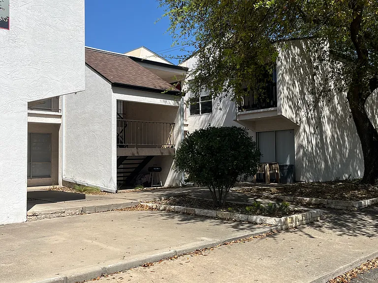 Oxford Court Apartments — Photo 7