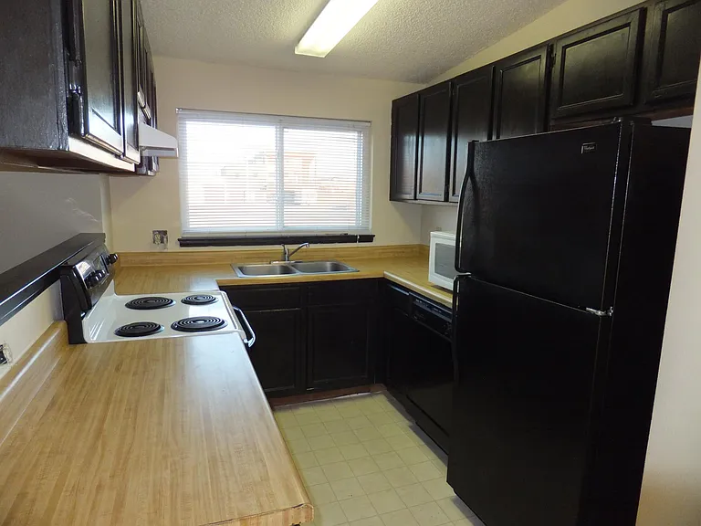 811 Noble Ct — Photo 3