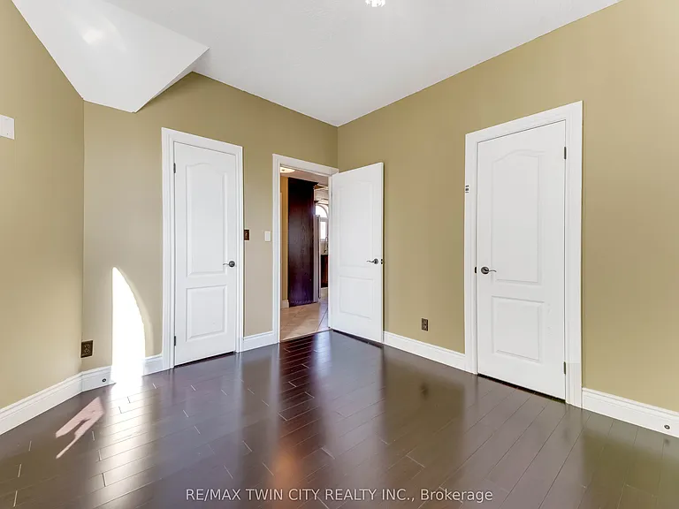 561 Queen St S #UPPER — Photo 19