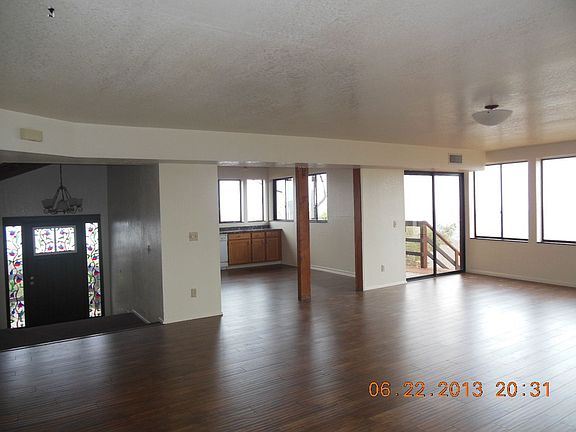 Living rm, dinning rm, entry