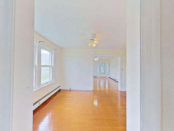 4th image of 204 W Railroad Ave