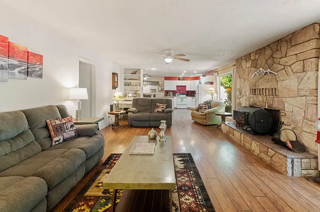 3 bed, 2.0 bath, 1256 sqft, $1,700 — Photo 2
