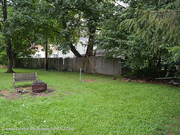 3rd image of 867 Southfield Dr