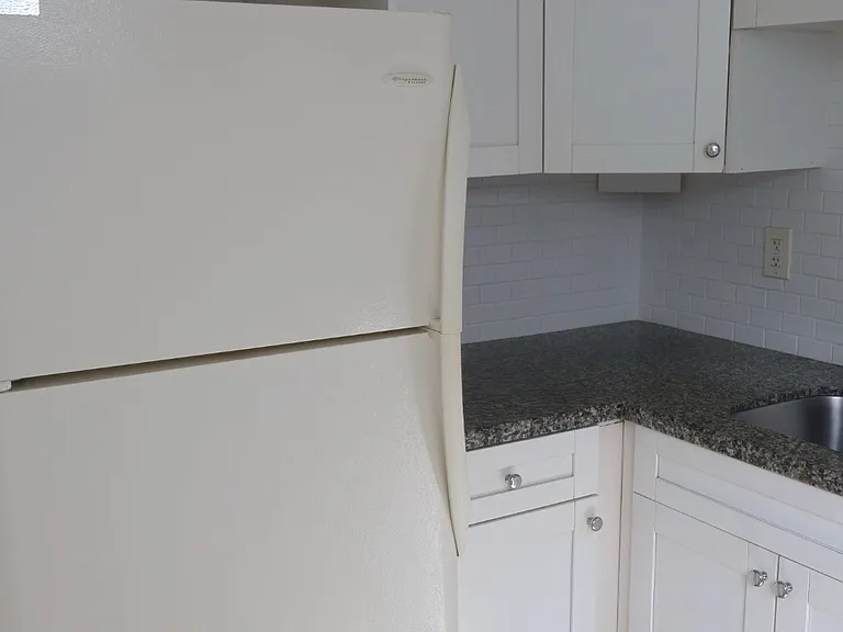 528 SW 6th St #6 — Photo 5