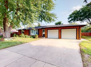 1709 Hillcrest Dr, Mason City, IA 50401