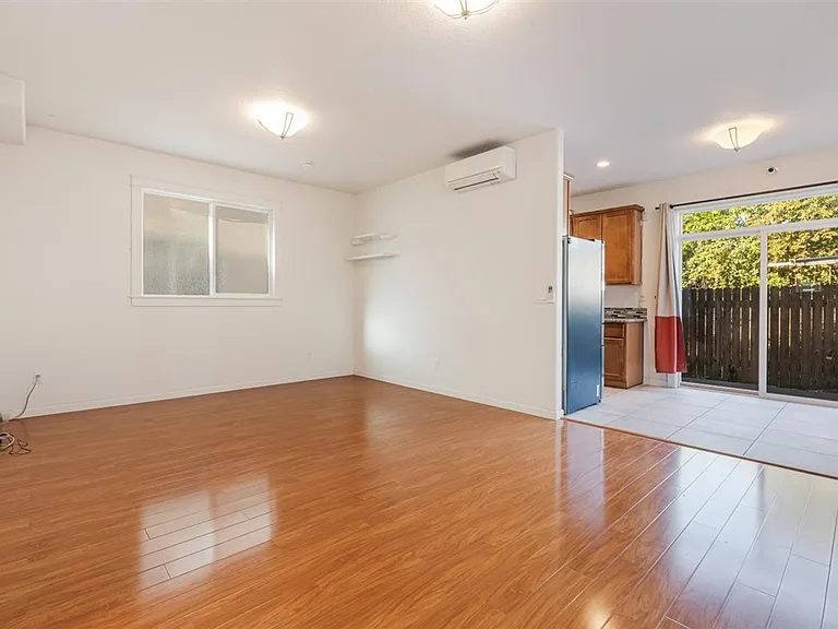 14414 E Burnside St — Photo 4