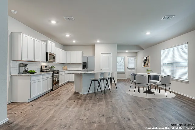 4 bed, 2.0 bath, 1901 sqft, $2,450 — Photo 4