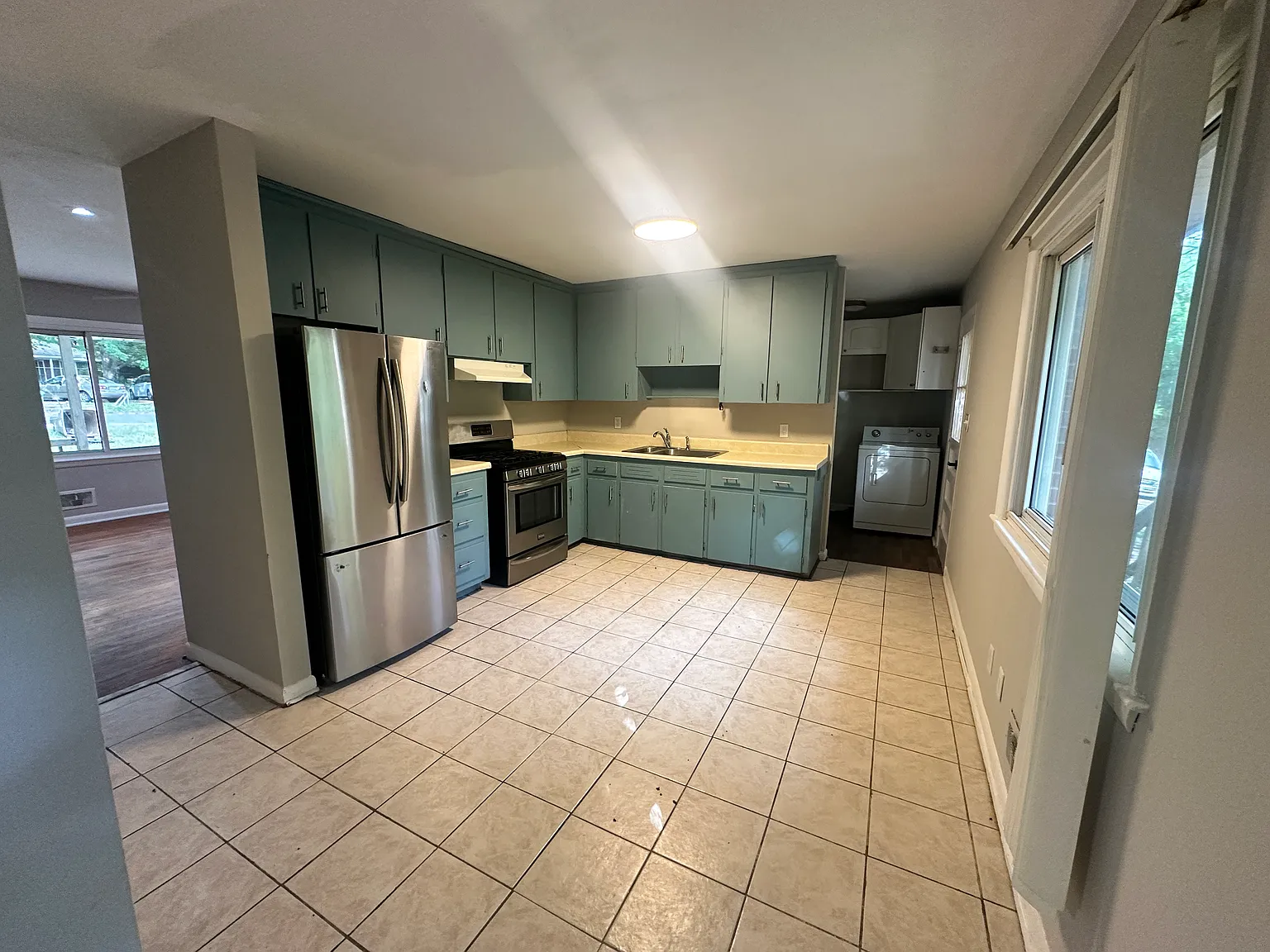 4 bed, 1326 sqft, $2,100 — Photo 3