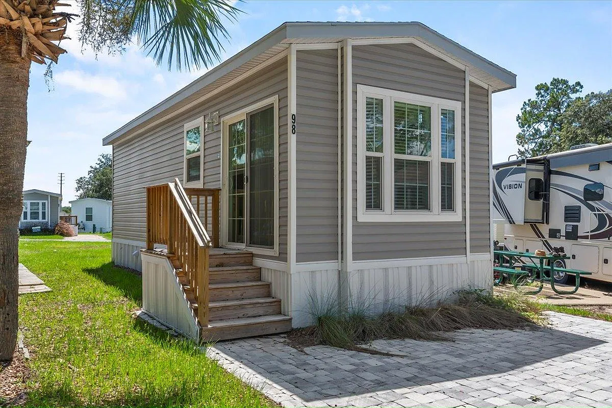 1 bed, 1.0 bath, $1,048 — Photo 1