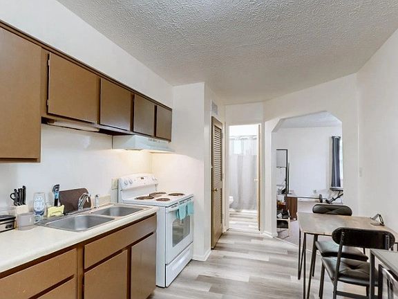 4th image of 75 Juniper Dr #2