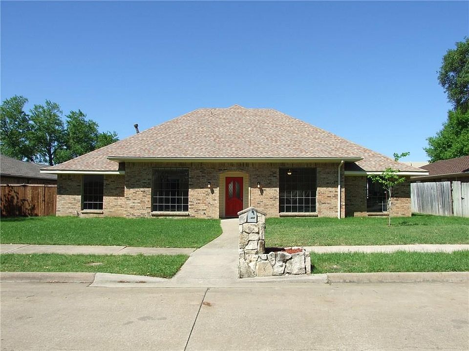 1st image of 2407 Oakwood Dr