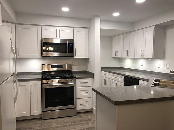 Kitchen - plenty of storage