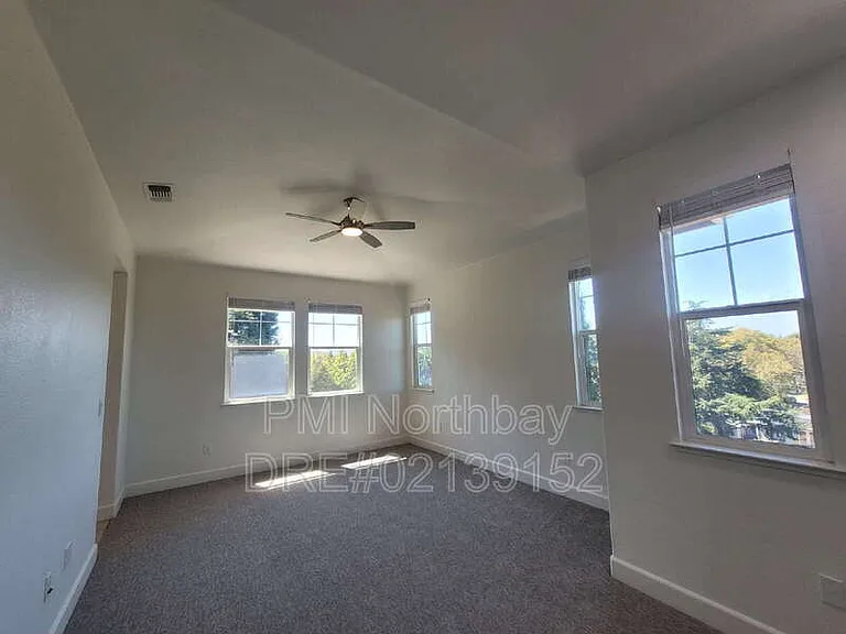 481 Lexington Dr — Photo 6