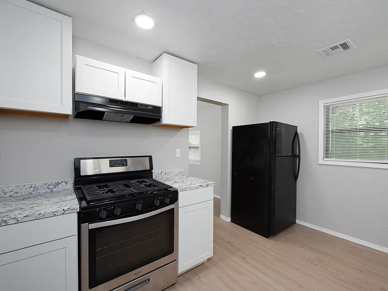 227 W Johnson St — Photo 6