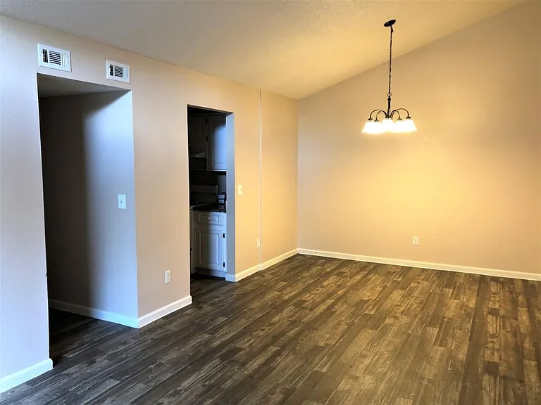 Radcliff Court Apartments — Photo 19