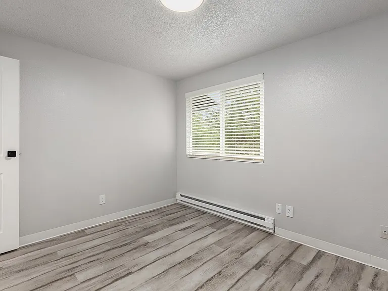 2550 N Vassault St — Photo 31