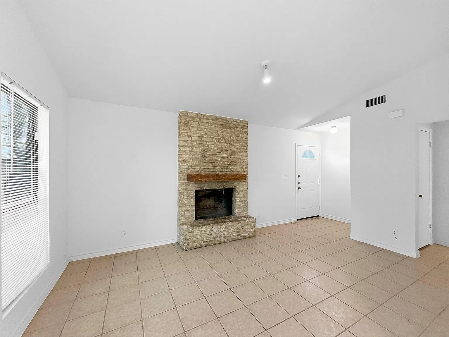 2 bed, 1.0 bath, 900 sqft, $1,595 — Photo 2