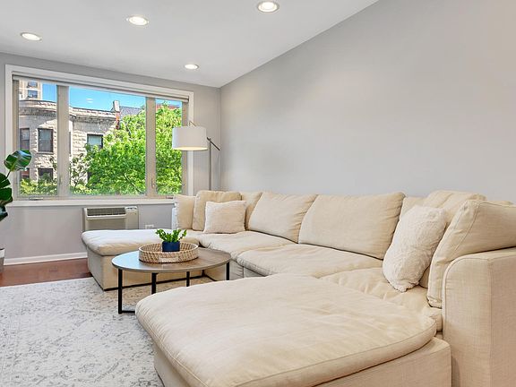 4th image of 435 W Oakdale Ave APT 2F