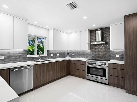 3rd image of 2641 NE 26th Terrace