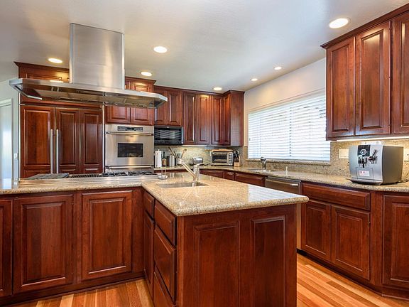 4th image of 812 Mohican Way