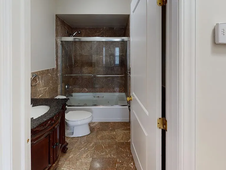 235-239 Burgess Pl — Photo 8