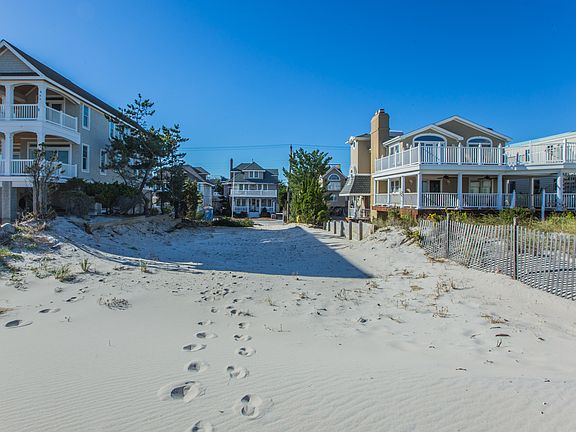 4th image of 1 Marine St #C