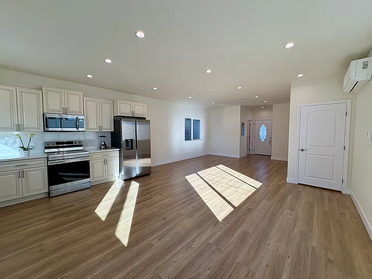 16712 Tuba St — Photo 4