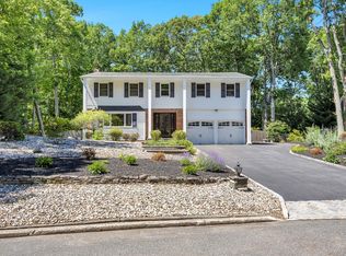 17 Cedar Place, Kings Park, NY 11754