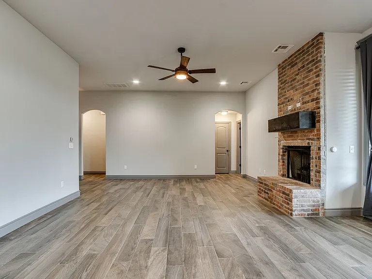 6133 Oxnard St — Photo 9