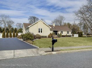 25 Baskenridge Dr, Middletown, NJ 07748