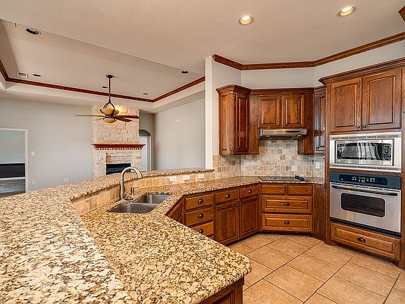 Granite & SS appliances