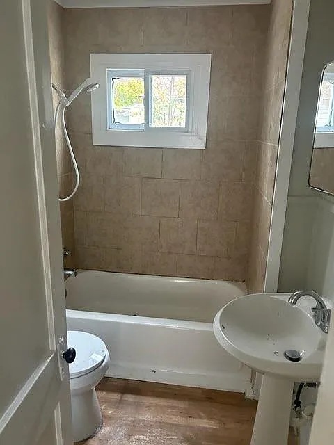 2 bed, 700 sqft, $1,200 — Photo 2