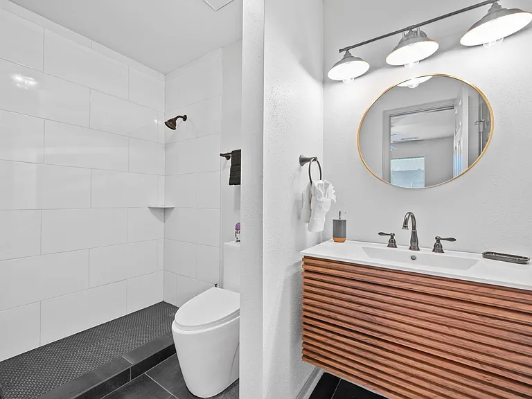 3831 Landmark Dr — Photo 12