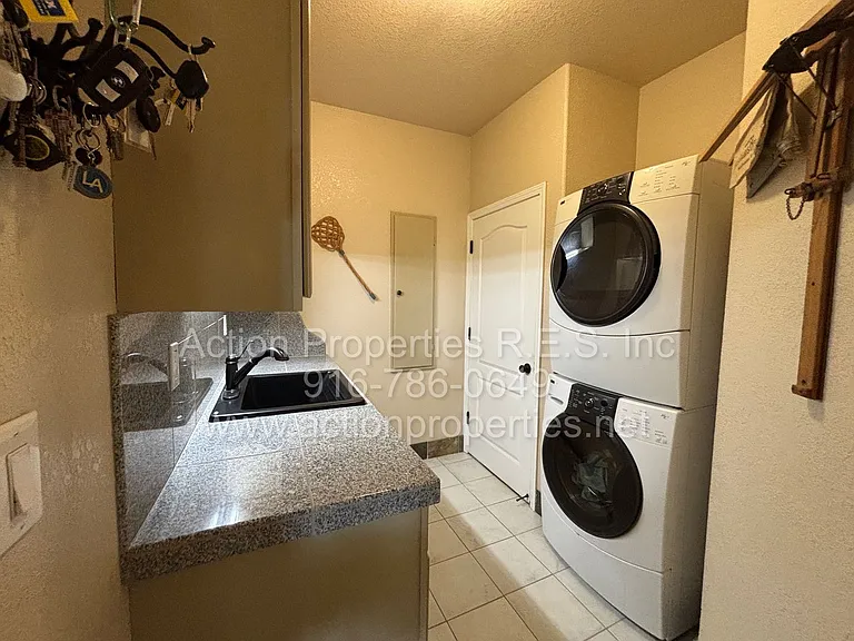 4726 Abbey Hl — Photo 27