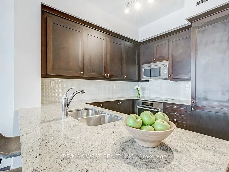 1 Bedford Rd #818 — Photo 8